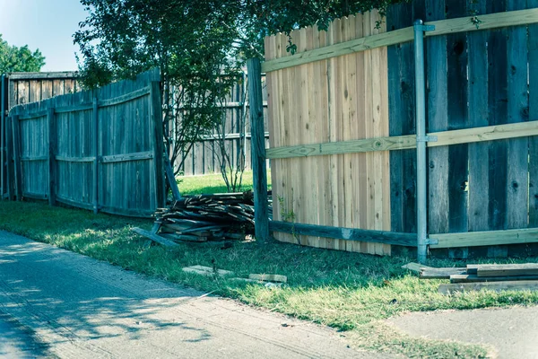 Imagen filtrada valla de madera envejecida cerca de nuevas tablas de madera instalación de casa residencial suburbana en Texas, Estados Unidos —  Fotos de Stock
