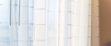 Panoramik beyaz perde ve arka ışıklandırmalı sabah ışığı Amerikan otelinin penceresine bakıyor.