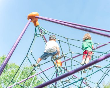 Dallas, Teksas, ABD yakınlarındaki çocuk parkında kubbeye tırmanan çok ırklı çocukların yükseliş görüşü