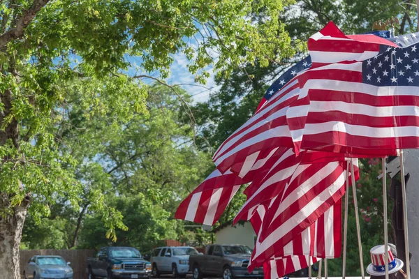 Orgullosamente Desplegar Banderas Estadounidenses Manifestación Pacífica Calle Residencial Cerca Dallas —  Fotos de Stock