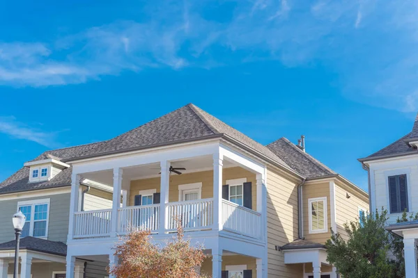 Fall Foliage Surrounds Second Story Porch Typical Cottage House Dallas — Stock Photo, Image