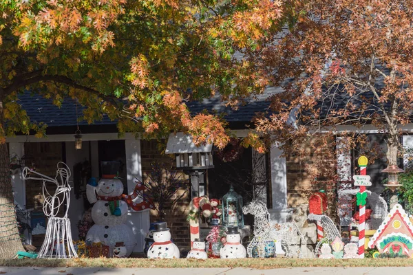 Традиционное Рождественское Украшение Парадного Двора Жилого Дома Разноцветной Осенней Листвой — стоковое фото