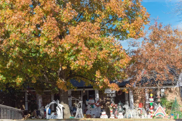 Christmas Decoration Front Yard Residential House Colorful Fall Foliage Sunny — Stockfoto