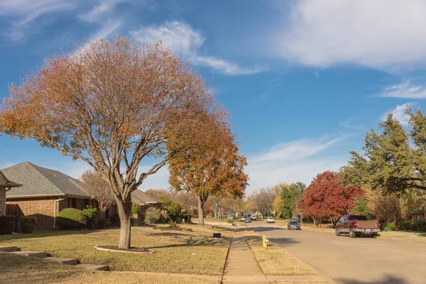 Fila Casa Suburbana Base Pendiente Con Paso Hojas Otoño Brillantes —  Fotos de Stock