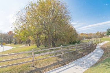Renkli sonbahar yeşillikleri olan doğa parkı ve Teksas, Amerika 'da insanlar maske takıyor.