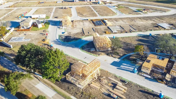 Vista aérea de casas de madera inacabadas en la comunidad planificada maestro cerca de Dallas, Texas, EE.UU. — Foto de Stock