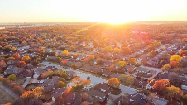 Wohngegend Aus Der Luft Mit Buntem Herbstlaub Bei Sonnenuntergang Der — Stockfoto