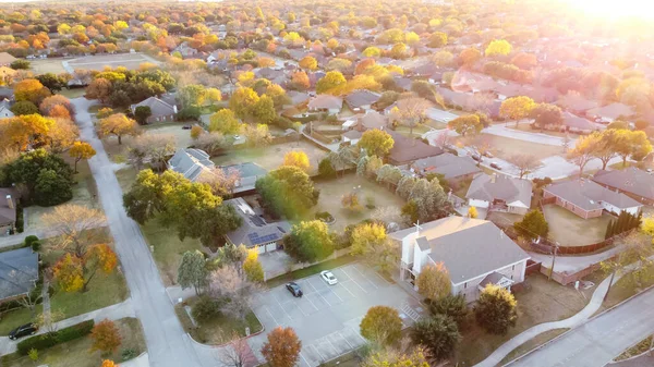 Hava Manzaralı Banliyö Kilisesi Günbatımında Yerleşim Mahalline Yakın Dallas Teksas — Stok fotoğraf