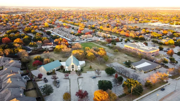 위에서 집들에는 교회와 분단이 뒤에서 펼쳐져 텍사스 댈러스 근처에는 낙엽이 — 스톡 사진
