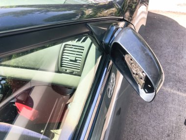 Arabanın sigorta tazminatı konsepti için dışarı park etmiş kırık cam parçası.