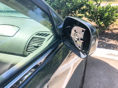 Otomobil sigortası tazminatı konsepti için park etmiş kırık bir cam parçası.