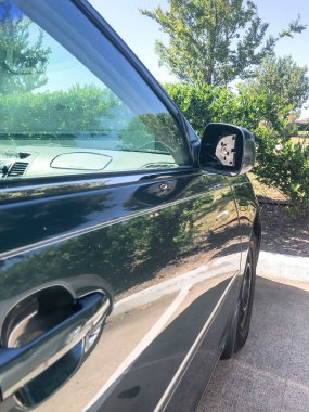 Otomobil sigortası tazminatı konsepti için park etmiş kırık bir cam parçası.