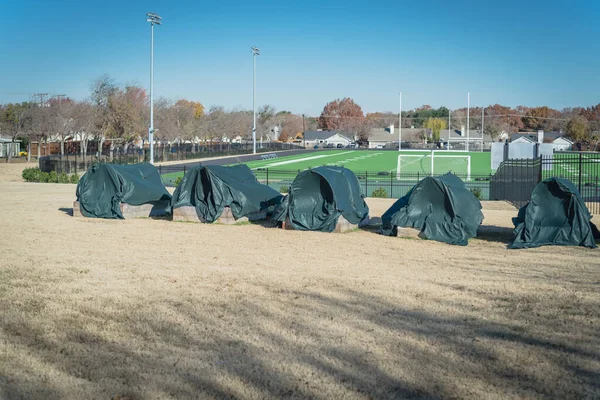 邻居家小学 在冬季塑料覆盖的冷框架和足球场下 有一排凸起的床花园 美国德克萨斯州达拉斯市附近的社区分配园艺空间 — 图库照片