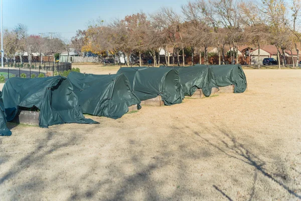 Dallas Teksas Amerika Yakınlarındaki Ilköğretim Okulunda Plastik Kaplı Bir Yatak — Stok fotoğraf