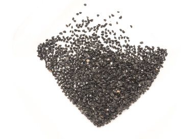 Beyaz arka planda izole edilmiş siyah soğan tohumlarının arkaplanı. Tedavi edilmemiş organik yeşil soğan tohumları ekin için..