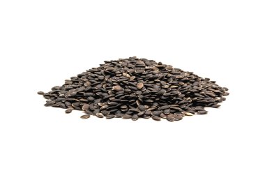 Beyaz arka planda izole edilmiş luffa tohumları yığını. Tedavi edilmemiş organik lif luffa aegyptiaca ve Luffa acutangula sebze tohumları ekime hazır.