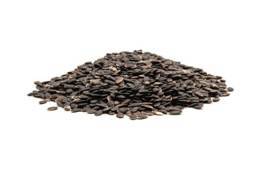 Beyaz arka planda izole edilmiş büyük bir luffa tohumu yığını. Tedavi edilmemiş organik lif luffa aegyptiaca ve Luffa acutangula sebze tohumları ekime hazır.