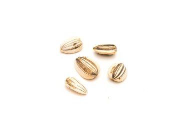 Beyaz arka planda izole edilmiş beş ayçekirdeği. Ev yapımı organik ayçiçeği tohumları ekime hazır..