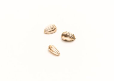 Beyaz arka planda izole edilmiş üç ayçekirdeği. Ev yapımı organik ayçiçeği tohumları ekime hazır..