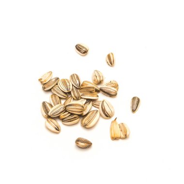 Beyaz arka planda izole edilmiş ayçiçeği tohumları grubu. Ev yapımı organik ayçiçeği tohumları ekime hazır..