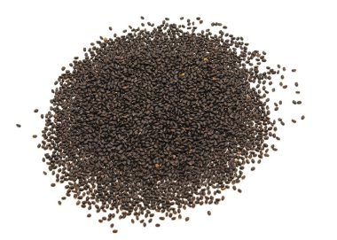 Beyaz arka planda izole edilmiş avuç dolusu fesleğen tohumu. Ev yapımı organik İtalyan tatlısı, siyah, opal fesleğeni ekmeye hazır.