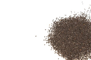 Fesleğen tohumları izole edilmiş beyaz arka planda çoğalıyor. Ev yapımı organik İtalyan tatlısı, siyah, opal fesleğeni ekmeye hazır.