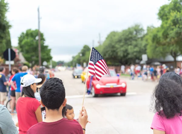 Diverses personnes agitant le drapeau américain le jour de l'indépendance Street Parade Celebration — Photo