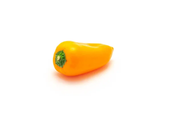 鮮やかなオレンジ色のミニスイートペッパーが白い背景に隔離されています 小さなミニスナックピーマンは平均ベルペッパーよりも甘いです — ストック写真