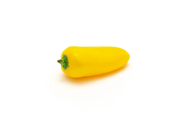 Una Vibrante Mini Pimienta Amarilla Aislada Sobre Fondo Blanco Los — Foto de Stock