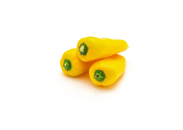 三只生机勃勃的黄色迷你甜辣椒在白色背景上被隔离 小甜椒比普通的甜椒甜 — 图库照片