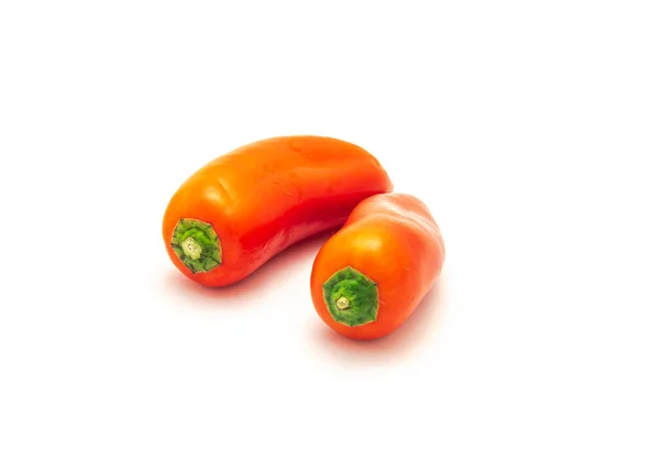 Duas Mini Pimentas Vermelhas Vibrantes Isolam Fundo Branco Mini Lanche — Fotografia de Stock
