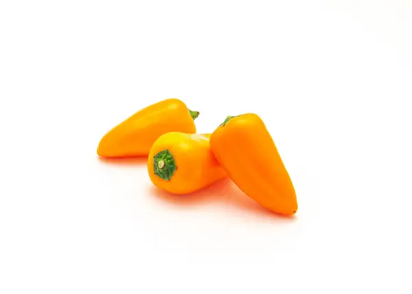 Drei Leuchtend Orange Mini Paprika Isolieren Sich Auf Weißem Hintergrund — Stockfoto