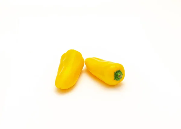 Δύο Ζωντανές Κίτρινες Μίνι Γλυκές Πιπεριές Απομονώνονται Λευκό Φόντο Μικροσκοπικές — Φωτογραφία Αρχείου
