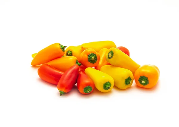 Stapel Levendige Rode Oranje Gele Mini Paprika Isoleren Witte Achtergrond — Stockfoto