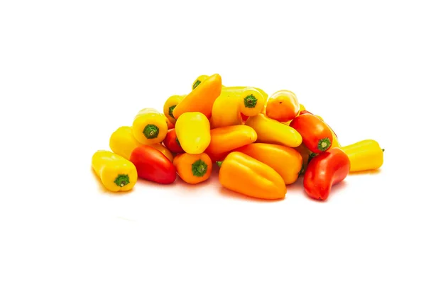 Montón Vibrantes Pimientos Dulces Rojos Naranjas Amarillos Aislados Sobre Fondo —  Fotos de Stock