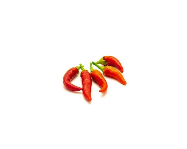 Stapel Rijpe Thaise Hete Chili Pepers Geïsoleerd Witte Achtergrond Vers — Stockfoto