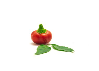 Sıcak kiraz biberi veya biberli meyve ve beyaz üzerine izole edilmiş taze yapraklar.