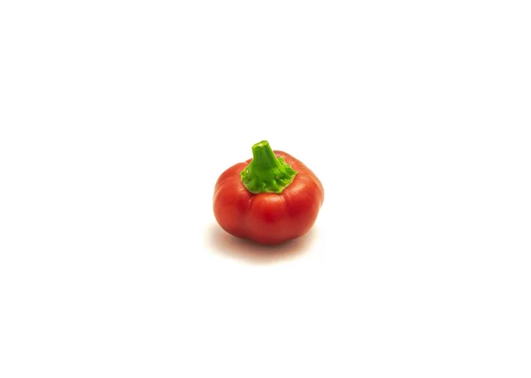 Single red mature hot cherry pepper oder Pimiento herzförmige Chilischote isoliert auf weiß — Stockfoto