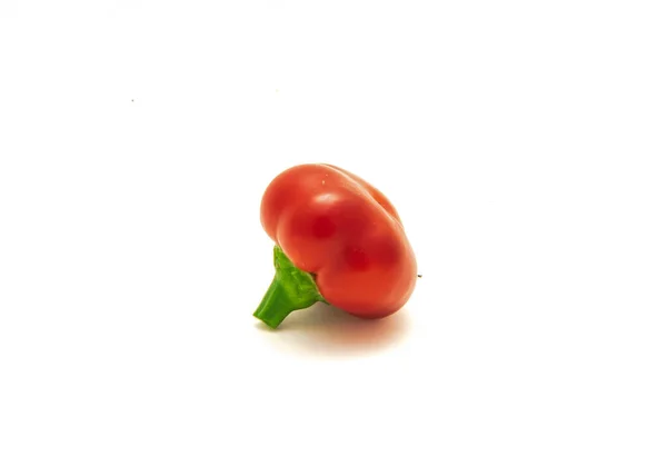 Одиночний червоний стиглий гарячий вишневий перець або піміо у формі серця перець чилі ізольований на білому — стокове фото