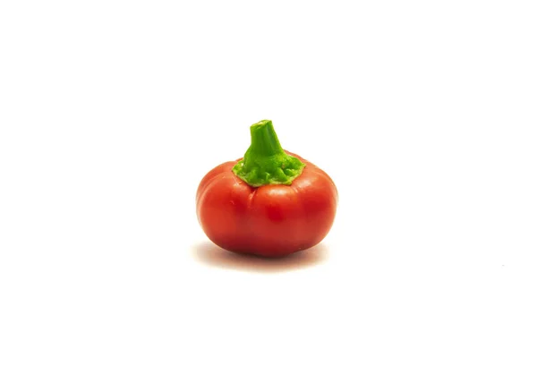 Pojedyncza czerwona dojrzała papryka wiśniowa lub papryka chili w kształcie pimiento wyizolowana na białym — Zdjęcie stockowe