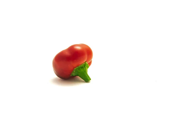 Pimienta de cereza roja madura o pimiento en forma de corazón aislado en blanco — Foto de Stock