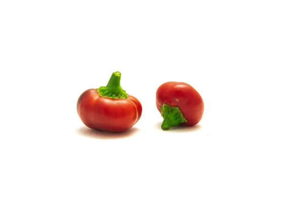 Primer plano dos pimientos rojos picantes maduros o pimiento chile en forma de corazón aislado en blanco — Foto de Stock