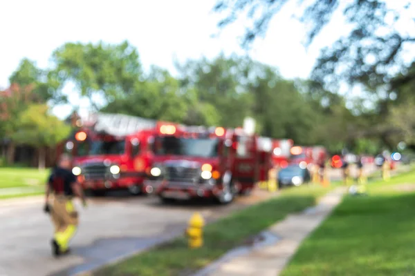 Bombeiro Desfocado Andando Rua Calçada Casa Residencial Nos Subúrbios Dallas — Fotografia de Stock