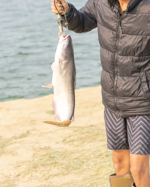 Pescatore Asiatico Indossa Giacca Con Pinza Labbra Pesce Tenere Pesce — Foto Stock