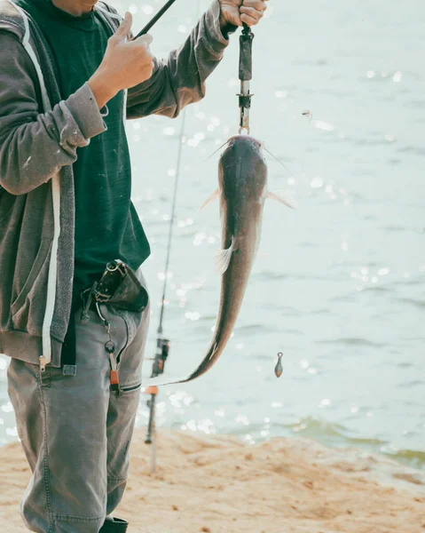 Close Asiático Pescador Com Haste Peixe Lábio Agarrador Lidar Com — Fotografia de Stock