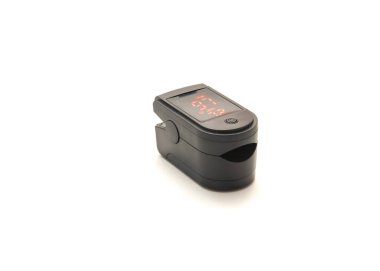 SpO2 (kan oksijen doygunluğu seviyeleri) ve parmak ucu Nabız Oksimetre Kan Oksijen Doygunluğu İzleyici cihazının büyük dijital LED ekranında kalp hızı.