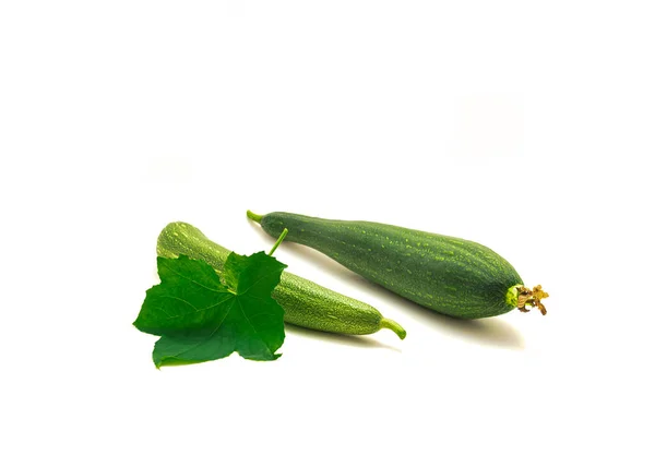 Δύο Φρούτα Λουφά Πράσινα Φύλλα Που Απομονώνονται Λευκό Φόντο Σφουγγάρι — Φωτογραφία Αρχείου
