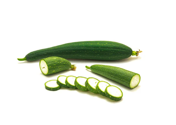 Fruta Luffa Inteira Com Meias Fatias Cortes Isolados Sobre Fundo — Fotografia de Stock