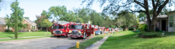 Panorama Utsikt Suddigt Bostadsområde Med Rad Brandbilar Och Brandmän Rädda — Stockfoto