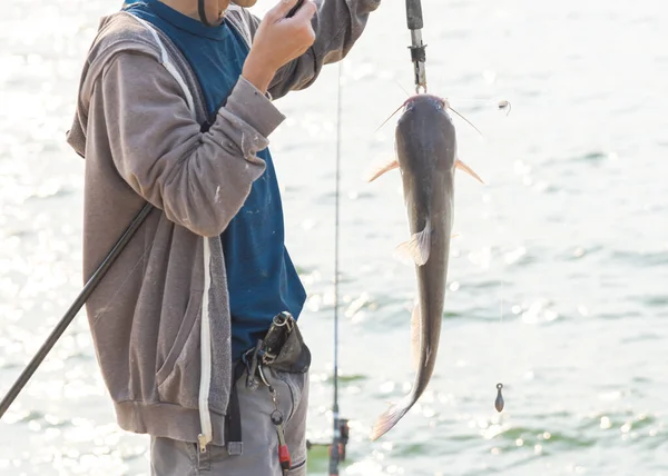 Close Pescatore Asiatico Con Asta Pesce Labbro Pinza Maniglia Pesce — Foto Stock